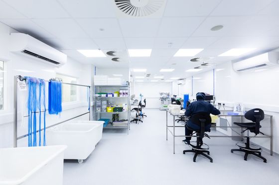 فرآیند تولید کنترل شده اتاق تمیز ISO 8 با کف اپوکسی و کنترل PLC